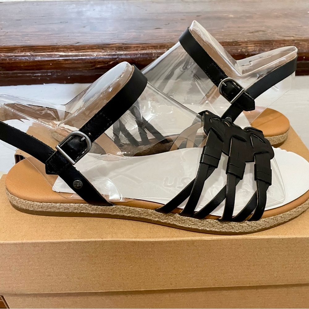 Brand New in box Ugg Women's Sandals Larissa Strappy Black Leather Flats sz 8